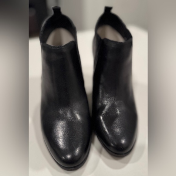 Michael Kors Elegant Black Booties - Picture 3 of 9